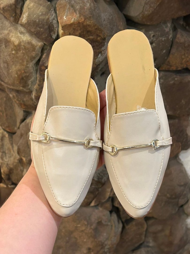 Mule Con Hebilla Beige